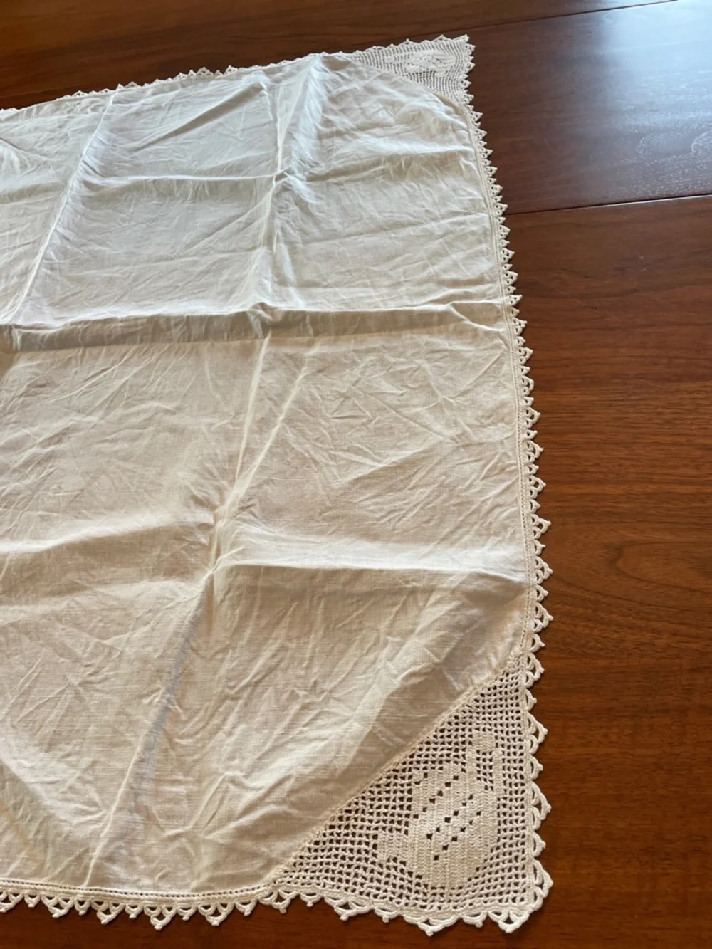 VINTAGE White Tea Pot Crocheted Edge Square Tablecloth @ 31”x 31”